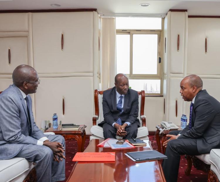 Hon. Lee Kinyanjui (Centre), CS MITI, KIPI Board Chairman, Allan Kosgey (Right), and Managing Director, John Onyango (Left), during the meeting